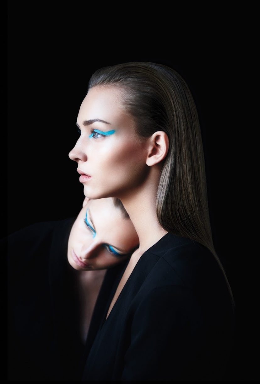 Models with blue eye shadow makeup look