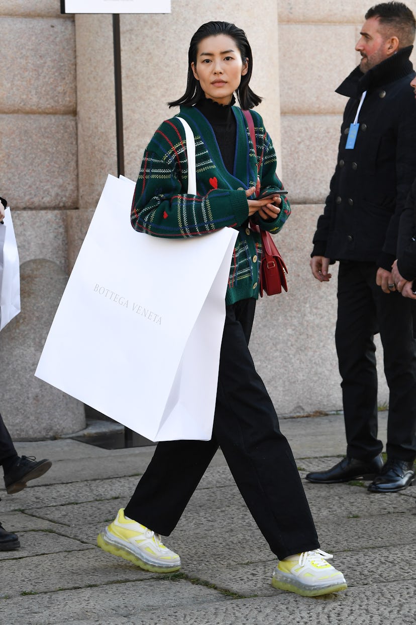MILAN, ITALY - FEBRUARY 22: Liu Wen attends the Bottega Veneta show at Milan Fashion Week Autumn/Win...